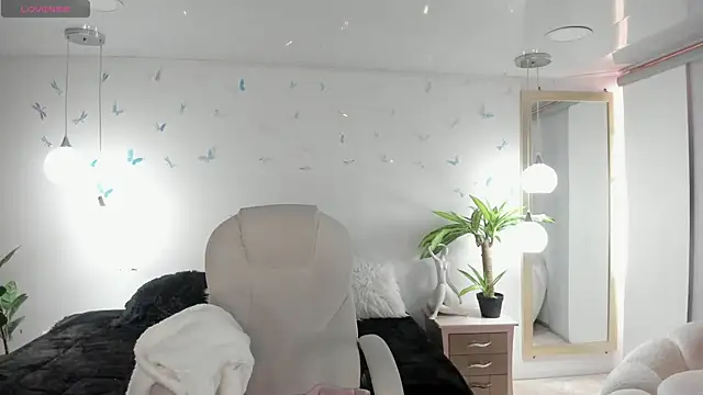  Antonnela  online show from April 15, 2026, 2:24 pm