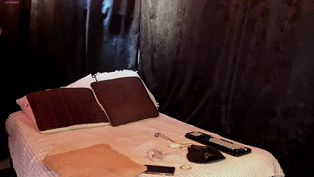 Snapshot of MiaKnox chatting on June 26, 2026, 12:04 am MiaKnox online show from June 26, 2026, 12:04 am
