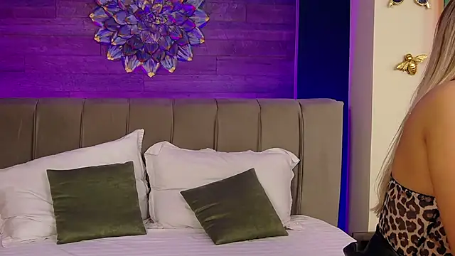 LoraDevine online show from September 19, 2025, 7:25 pm