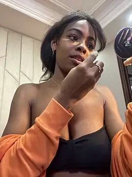 Snapshot of adaraSmiith chatting on December 16, 2024, 12:38 pm adaraSmiith online show from December 16, 2024, 12:38 pm