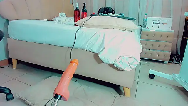 EmilyySaenz online show from January 30, 2025, 7:37 pm