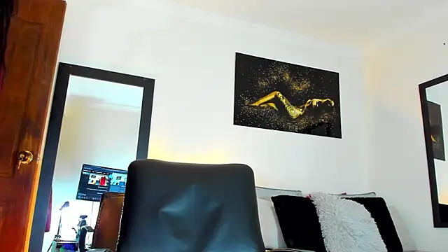 KimberlyBanks2 online show from November 30, 2025, 1:04 pm