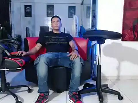 Snapshot of damiam_fiery chatting on December 14, 2024, 12:44 am damiam fiery online show from December 14, 2024, 12:44 am