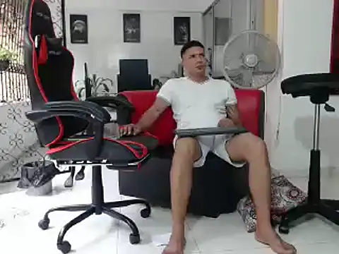 Snapshot of damiam_fiery chatting on December 23, 2024, 8:14 pm damiam fiery online show from December 23, 2024, 8:14 pm