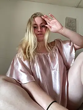 Prettypinkisland online show from July 4, 2026, 11:49 am