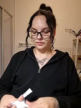 Jujuicy 97 online show from April 4, 2026, 8:06 pm