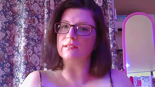 Snapshot of CrimsonMistress chatting on December 18, 2024, 12:54 am CrimsonMistress online show from December 18, 2024, 12:54 am