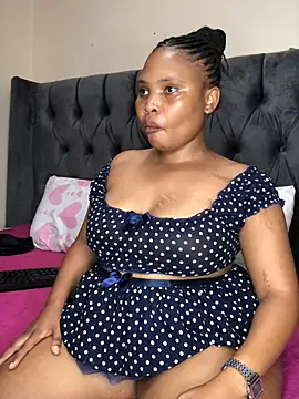 Snapshot of Anaelle24 chatting on February 9, 2026, 5:17 pm Anaelle24 online show from February 9, 2026, 5:17 pm