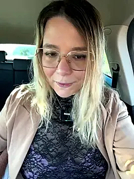 EmyLana online show from March 18, 2026, 7:11 am