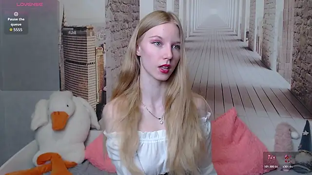 Cutieblondegirl online show from April 4, 2026, 4:48 pm