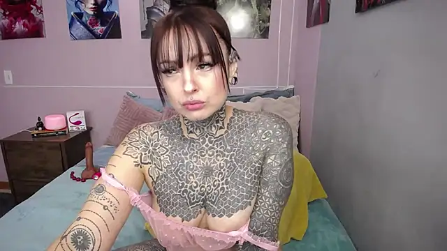 LolaRouse online show from January 12, 2026, 8:47 pm