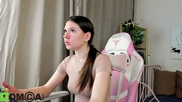 Nicole Charm online show from October 30, 2025, 9:04 pm