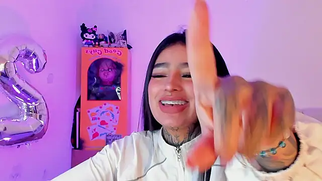 shadowcatt  online show from February 16, 2026, 7:43 pm