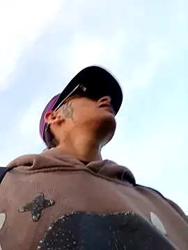 Snapshot of Cuervo_maniaco chatting on December 20, 2024, 10:43 pm Cuervo maniaco online show from December 20, 2024, 10:43 pm