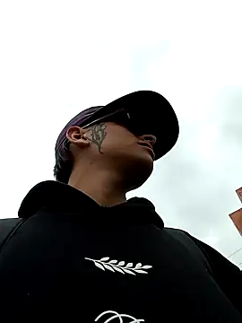 Snapshot of Cuervo_maniaco chatting on December 27, 2024, 4:43 pm Cuervo maniaco online show from December 27, 2024, 4:43 pm