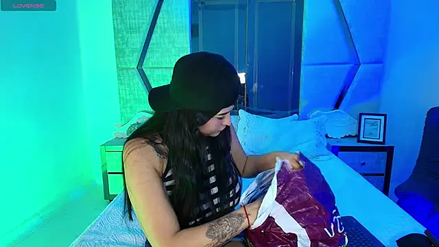 TifanyWhite  online show from December 2, 2024, 9:06 pm