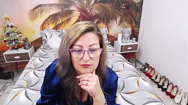 eviajoness online show from December 12, 2024, 4:26 am