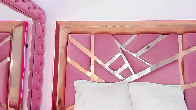 Britanymooree online show from April 18, 2026, 8:42 pm