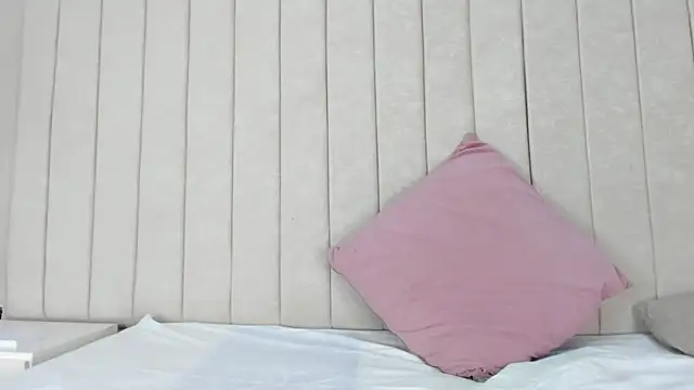 Littleolivia  online show from February 5, 2025, 1:00 pm