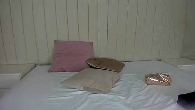 Littleolivia  online show from February 21, 2025, 1:11 pm