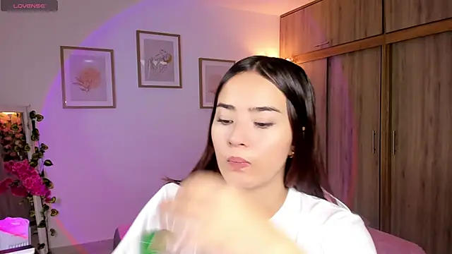 Veronica isaza   online show from September 25, 2025, 1:15 pm