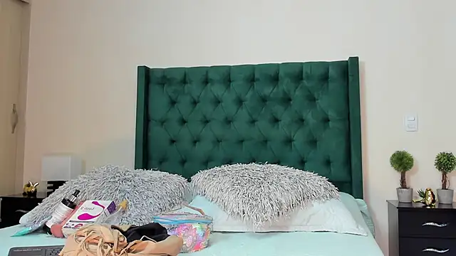 Orianaa Kade online show from December 5, 2024, 1:49 pm