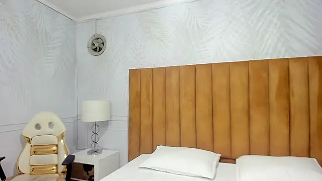 Snapshot of Daphne81_ chatting on January 7, 2025, 6:24 pm Daphne81  online show from January 7, 2025, 6:24 pm