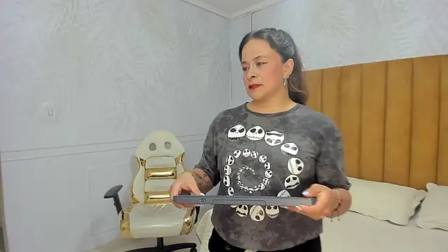 Snapshot of Daphne81_ chatting on January 29, 2025, 2:19 am Daphne81  online show from January 29, 2025, 2:19 am