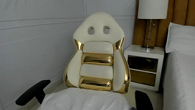 Snapshot of Daphne81_ chatting on February 19, 2025, 5:27 am Daphne81  online show from February 19, 2025, 5:27 am