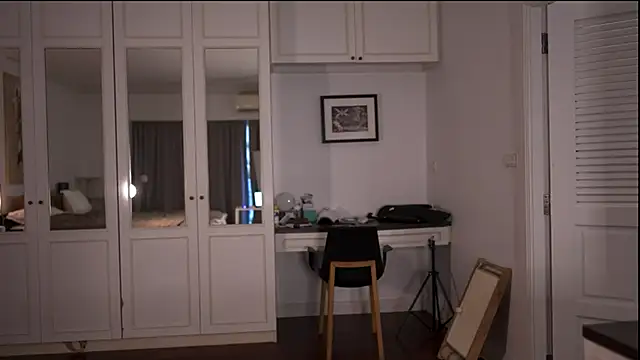 ValerieHill online show from December 19, 2025, 2:07 am