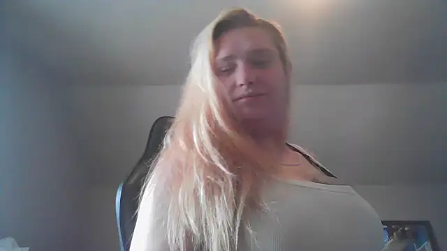 Snapshot of Lalalynn chatting on May 24, 2026, 6:35 pm Lalalynn online show from May 24, 2026, 6:35 pm
