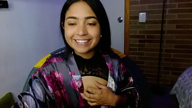 helenacyruss online show from November 5, 2025, 2:06 pm