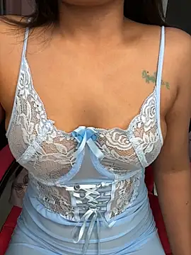 LeisyXO online show from November 5, 2025, 7:14 pm