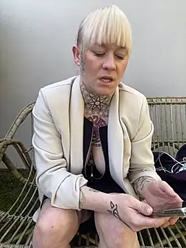 poussichienne online show from March 5, 2025, 1:06 pm