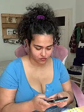 Snapshot of Curvydesifromgermany chatting on July 3, 2026, 12:33 pm Curvydesifromgermany online show from July 3, 2026, 12:33 pm