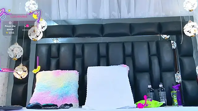 AuraRoss online show from November 12, 2025, 7:13 pm