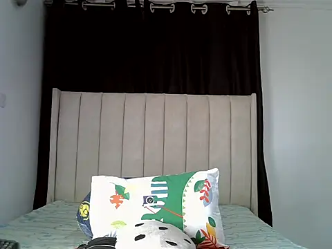 Snapshot of pretty_hearty chatting on November 23, 2025, 8:41 pm pretty hearty online show from November 23, 2025, 8:41 pm