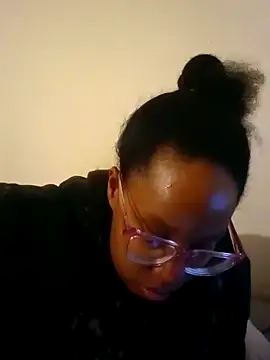 Snapshot of madamsensuale chatting on January 2, 2025, 3:05 am madamsensuale online show from January 2, 2025, 3:05 am