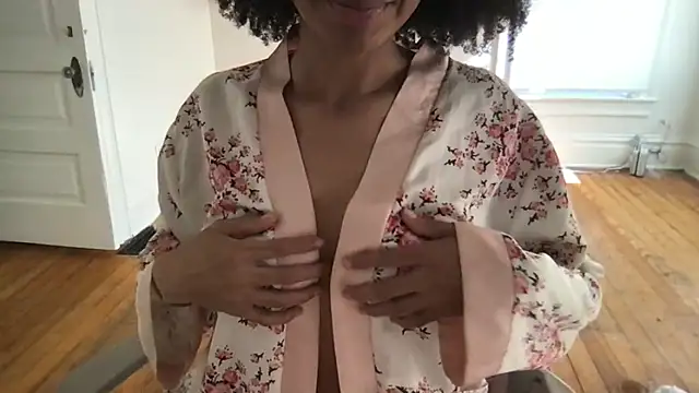 Snapshot of loveofbea chatting on February 4, 2026, 8:25 pm loveofbea online show from February 4, 2026, 8:25 pm