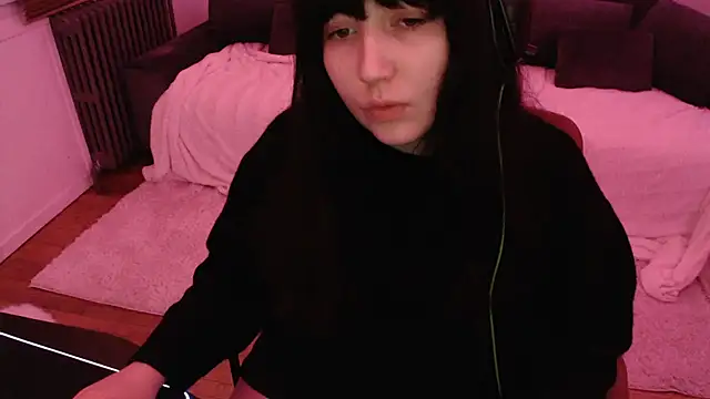 Lynylou online show from December 25, 2024, 3:18 am