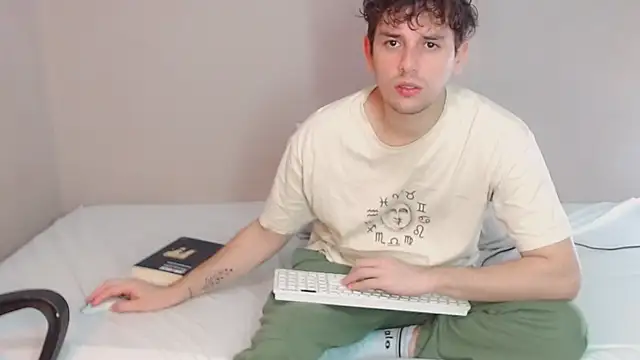 Elio555 online show from January 8, 2025, 11:41 pm