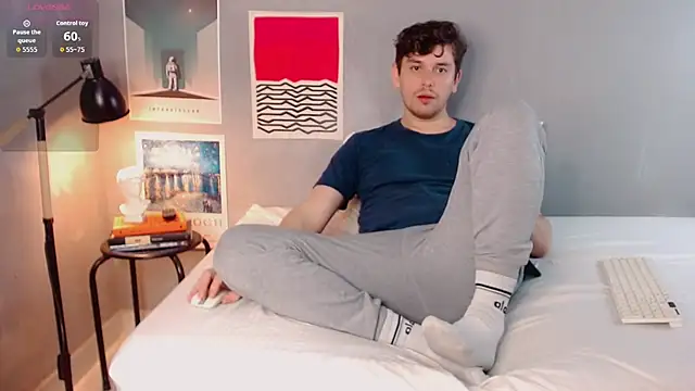 Elio555 online show from December 16, 2025, 9:42 pm