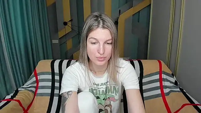 EmilyWalkeri online show from December 3, 2025, 8:00 am