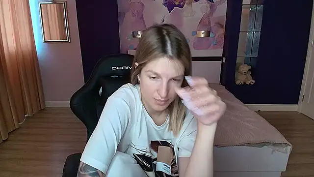 EmilyWalkeri online show from July 8, 2026, 7:35 am