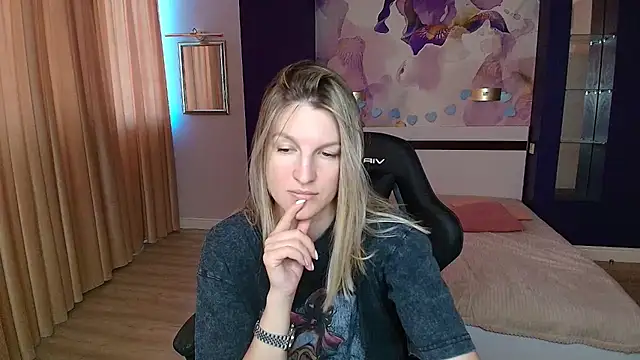 EmilyWalkeri online show from July 12, 2026, 8:27 am