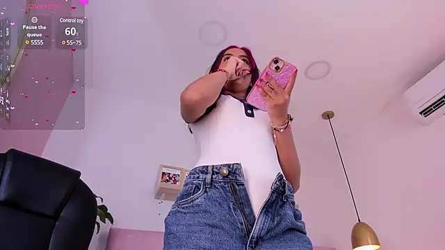 Snapshot of emily_bank chatting on January 5, 2025, 5:51 am emily bank online show from January 5, 2025, 5:51 am