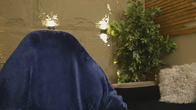 Logan Varela online show from December 22, 2025, 2:14 pm