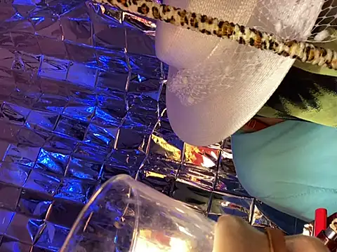 Snapshot of gurlnips chatting on February 14, 2025, 10:07 am gurlnips online show from February 14, 2025, 10:07 am