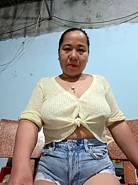 Snapshot of Queen_18200 chatting on May 4, 2026, 12:28 am Queen 18200 online show from May 4, 2026, 12:28 am