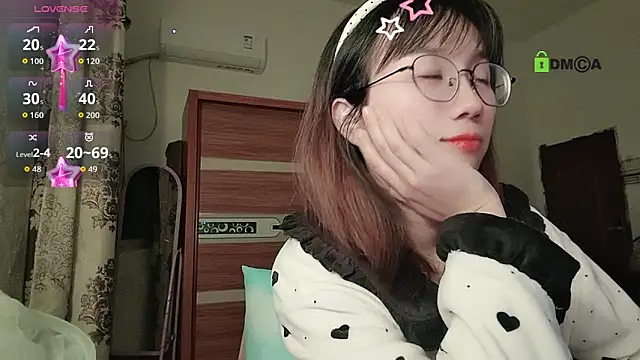 Snapshot of Lili_666 chatting on November 19, 2025, 5:13 pm Lili 666 online show from November 19, 2025, 5:13 pm